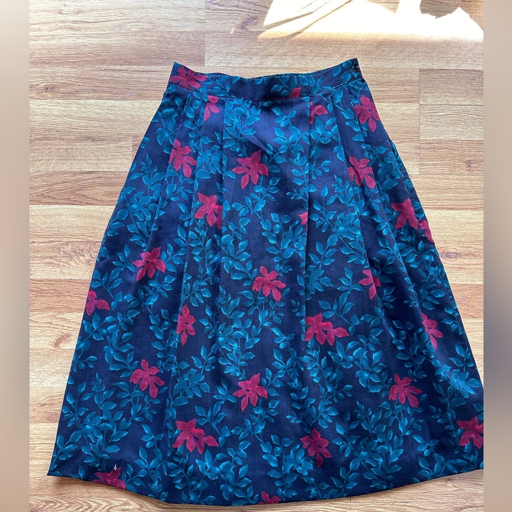 Vintage ORVIS navy, green & red 100% WOOL skirt w pockets (XS/S/vintage size 8)